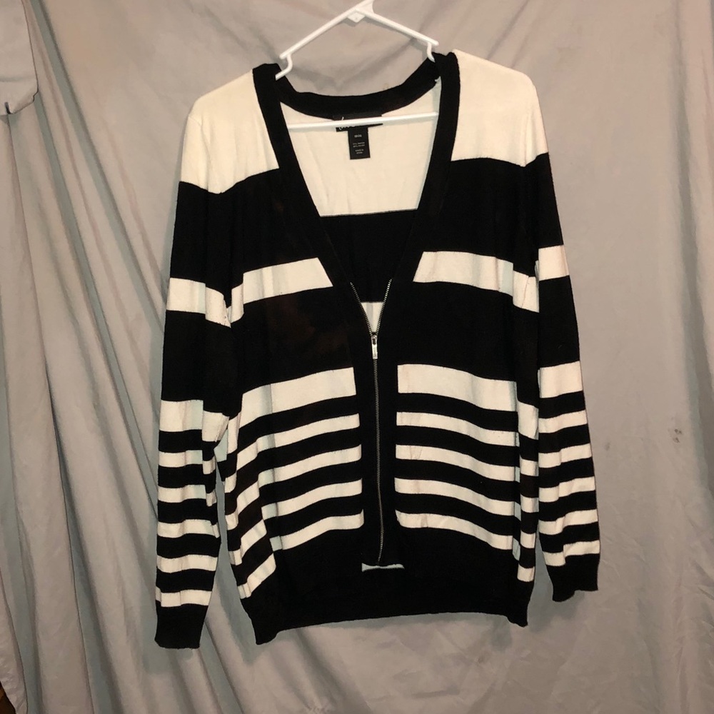 Black and white low zipup